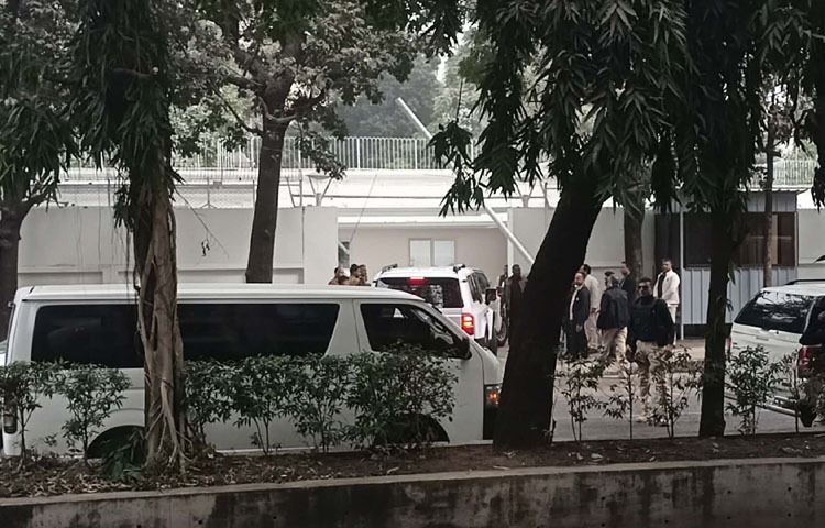 বিএনপির ভারপ্রাপ্ত চেয়ারম্যান তারেক রহমানের স্ত্রী ডা. জুবাইদা রহমান ও কন্যা জাইমা রহমান গুলশানের ১৯৬ নম্বর বাসভবনে পৌঁছান। দুপুর ১২টা ৫৫ মিনিটের দিকে তারেক রহমানের গুলশানের বাসায় পৌঁছান তারা। ছবি: সংগৃহীত