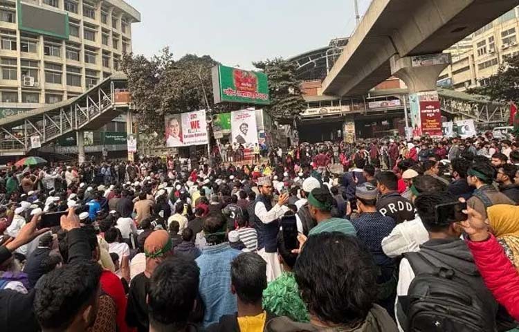 রাজধানীর শাহবাগ মোড় ফের অবরোধ করে অবস্থান কর্মসূচি শুরু করেছে ইনকিলাব মঞ্চ ও সাধারণ শিক্ষার্থী-জনতা। শহীদ শরিফ ওসমান হাদির কবর জিয়ারত করে বিএনপির ভারপ্রাপ্ত চেয়ারম্যান তারেক রহমান চলে যাওয়ার পরই সংগঠনটির নেতাকর্মীরা পুনরায় শাহবাগে অবস্থান নেন। ছবি: জাগো নিউজ