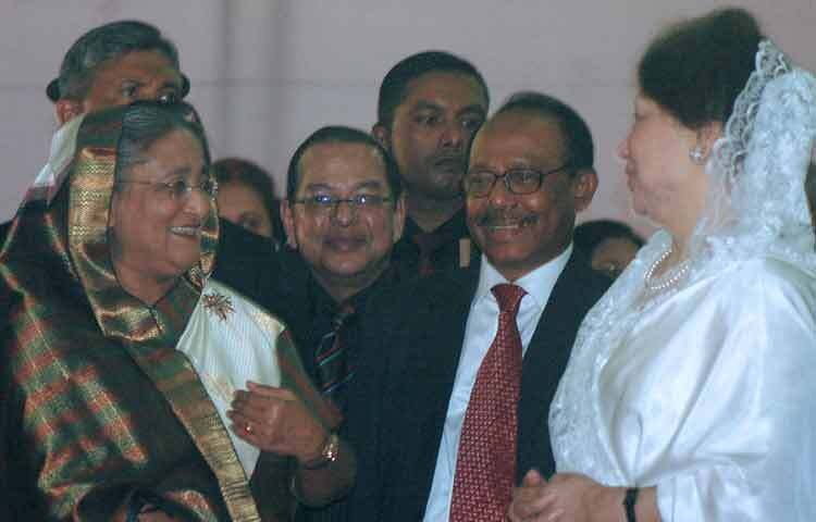 ২০০৮ সালের ২১শে নভেম্বর ঢাকায় এক অনুষ্ঠানে বক্তব্য রাখছেন শেখ হাসিনা ওয়াজেদ এবং খালেদা জিয়া। সেখানেই ক্যামেরাবন্দি হয়েছিলেন তারা।