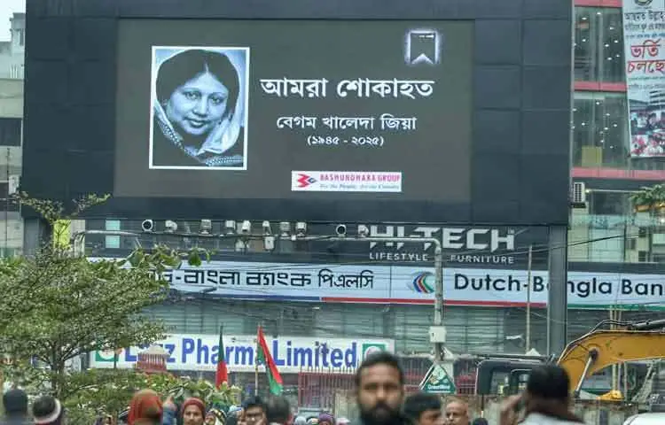 ব্যানারে লেখা, ‘আমরা শোকাহত’। এই দৃশ্য যেন সময়কে থমকে দিয়েছে।