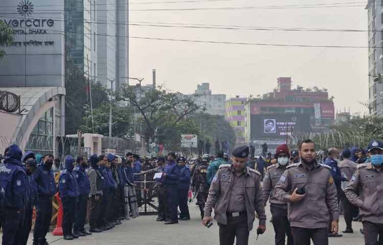 উপস্থিত নেতাকর্মীরা জানান নেত্রীর প্রতি ভালোবাসা ও তার জানাজায় অংশ নিতে তারা এসেছেন। আর একটাই আশা যদি শেষবারের মতো নেত্রীকে একটু দেখার সুযোগ হয়।