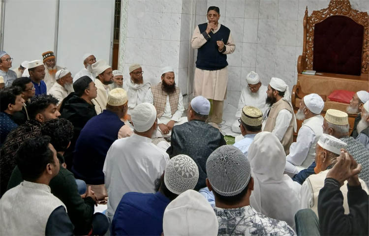 সাবেক প্রধানমন্ত্রী ও বিএনপি চেয়ারপারসন বেগম খালেদা জিয়ার রুহের মাগফিরাত কামনায় রাজধানীর ধানমন্ডির ভূতের গলি জামে মসজিদে দোয়া মাহফিল অনুষ্ঠিত হয়েছে। আজ বাদ জুমা এ দোয়া মাহফিলের আয়োজন করা হয়। ছবি: জাগো নিউজ