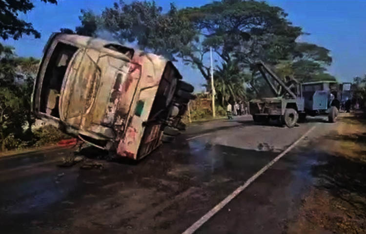 কুমিল্লার দাউদকান্দিতে বাস, অটোরিকশা ও মোটরসাইকেলের ত্রিমুখী সংঘর্ষে অগ্নিদগ্ধ হয়ে চারজন নিহত হয়েছেন। আজ দুপুরে ঢাকা-চট্টগ্রাম মহাসড়কের বানিয়াপাড়া এলাকায় এ দুর্ঘটনা ঘটে। ছবি: জাগো নিউজ
