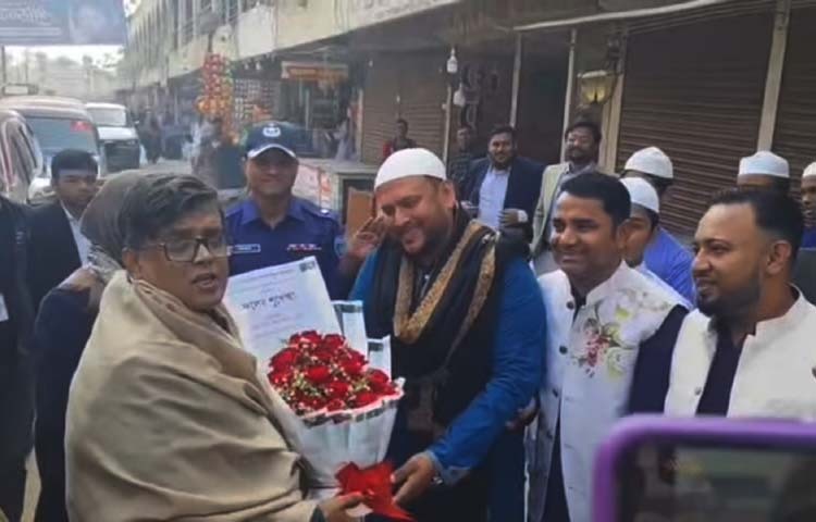 প্রধান উপদেষ্টার প্রেস সচিব শফিকুল আলম বলেছেন, ‌‘সুষ্ঠু ও উৎসবমুখর পরিবেশে জাতীয় সংসদ নির্বাচন অনুষ্ঠানের জন্য সব প্রস্তুতি সম্পন্ন।’ আজ সকালে ব্রাহ্মণবাড়িয়ার আখাউড়া উপজেলায় হযরত শাহ ছৈয়দ আহমদ গেছু দরাজ শাহ পীর কল্লার (রা.) মাজার পরিদর্শন ও জিয়ারত শেষে সাংবাদিকদের এ কথা জানান তিনি। ছবি: জাগো নিউজ