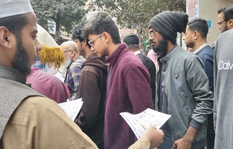 আসন্ন ত্রয়োদশ জাতীয় সংসদ নির্বাচনকে সামনে রেখে তফসিল অনুযায়ী ২২ জানুয়ারি থেকে আনুষ্ঠানিকভাবে নির্বাচনি প্রচারণা শুরু হয়েছে। আজ জুমার নামাজের পরে প্রচার-প্রচারণা চালান সংসদ সদস্য প্রার্থীদের কর্মী-সমর্থকরা। ছবি: জাগো নিউজ