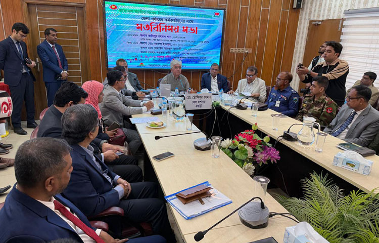 স্থানীয় সরকার, পল্লী উন্নয়ন ও সমবায় উপদেষ্টা আদিলুর রহমান খান আজ বগুড়া জেলা প্রশাসকের সম্মেলন কক্ষে ‘ত্রয়োদশ জাতীয় সংসদ নির্বাচন ও গণভোট-২০২৬’ উপলক্ষে জেলা পর্যায়ের কর্মকর্তাদের সাথে মতবিনিময় সভায় প্রধান অতিথির বক্তৃতা করেন। ছবি: পিআইডি