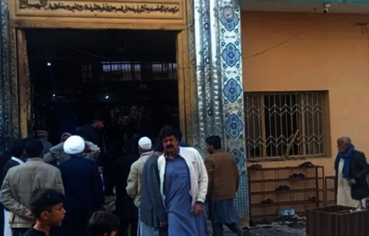 পাকিস্তানের রাজধানী ইসলামাবাদের উপকণ্ঠে একটি মসজিদে বোমা হামলায় অন্তত ১২ জন মুসল্লি নিহত হয়েছেন এবং আরও বেশ কয়েকজন আহত হয়েছেন। আজ জুমার নামাজের সময় রাজধানীর তারলাই এলাকায় অবস্থিত মসজিদকে লক্ষ্য করে হামলাটি চালানো হয়। ছবি: সংগৃহীত