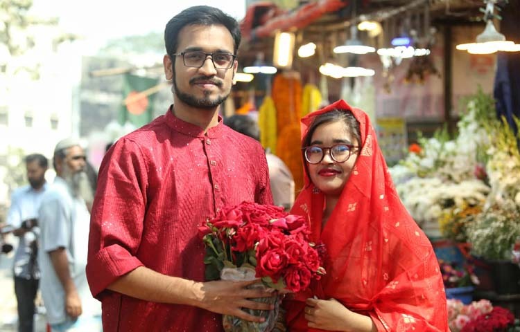 আজ বিশ্ব ভালোবাসা দিবস। লাল শাড়িতে নারী আর লাল পাঞ্জাবিতে তরুণ প্রিয়জনের সঙ্গে সময় কাটাতে বের হয়েছেন। চারপাশে উৎসবের আমেজ, হাসি আর রঙের ছোঁয়া। ছবি: জাগো নিউজ