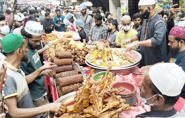 রমজান মাসের দ্বিতীয় দিন আজ। এই রোজায় পুরান ঢাকার ঐতিহ্যবাহী ইফতার বাজারে উপচেপড়া ভিড় লক্ষ্য করা গেছে। রেস্তোরাঁর সামনে, রাস্তার ধারে ইফতারের পসরা নিয়ে বসেছেন ব্যবসায়ীরা। এসব বাজারের ক্রেতাও তুলনামূলক বেশি। ছবি: জাগো নিউজ