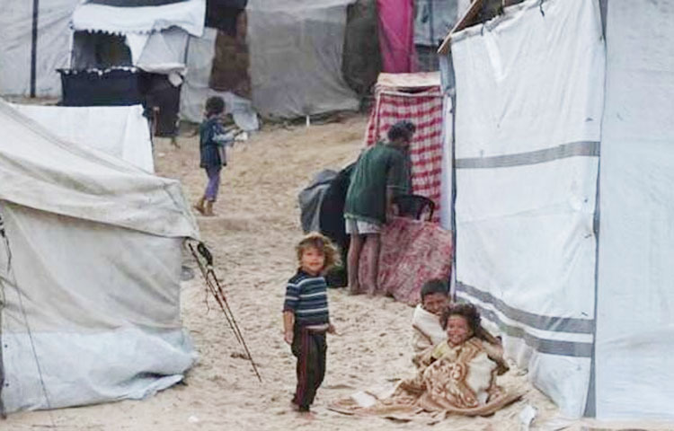 গাজা উপত্যকার মধ্যাঞ্চলের বুরেইজ শরণার্থী শিবির এবং দক্ষিণের খান ইউনিসের আল-মাওয়াসি এলাকার দুটি পুলিশ পোস্টে ড্রোন হামলা চালিয়েছে ইসরায়েল। ইসরায়েলি বাহিনীর এ ড্রোন হামলায় অন্তত ছয়জন ফিলিস্তিনি নিহত হয়েছেন। ছবি: এএফপি