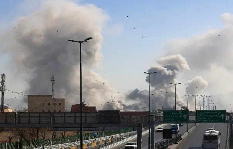 ইরানের রাজধানী তেহরানে আজ ভোরে একাধিক ভারী হামলার খবর পাওয়া গেছে। একই সময়ে ইসরায়েল ঘোষণা করেছে যে তারা যুদ্ধের ধাপে প্রবেশ করেছে এবং ইরানের সরকারি অবকাঠামো লক্ষ্য করে হামলা চালাচ্ছে। ছবি: এএফপি