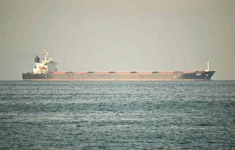 ইরানে যুক্তরাষ্ট্র-ইসরায়েলের হামলার পর শুরু হওয়া যুদ্ধের প্রভাবে বৈশ্বিক জ্বালানি বাজারে চরম অস্থিরতা বিরাজ করছে। গত কয়েকদিনে অপরিশোধিত তেলের দামে নজিরবিহীন উত্থান-পতন লক্ষ্য করা গেছে, যা বিশ্ব অর্থনীতির জন্য বড় ধরনের উদ্বেগের কারণ হয়ে দাঁড়িয়েছে। ছবি: এএফপি