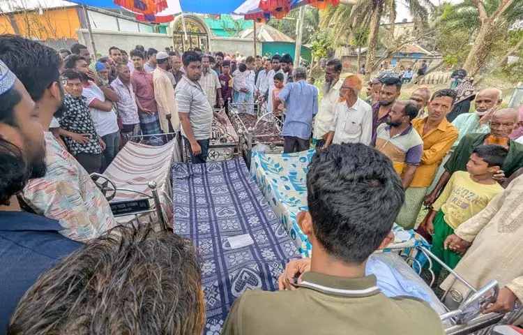 মোংলায় এক উঠানে নয় মরদেহ। মরদেহের খবরে ছুটে এসেছেন আত্মীয়-স্বজন ও নিকট-দূর প্রতিবেশীরাও। সবার কান্নায় পৌর শহরের সাত্তার লেনের বাড়িটিতে এখন শোকের মাতম চলছে। ছবি: জাগো নিউজ