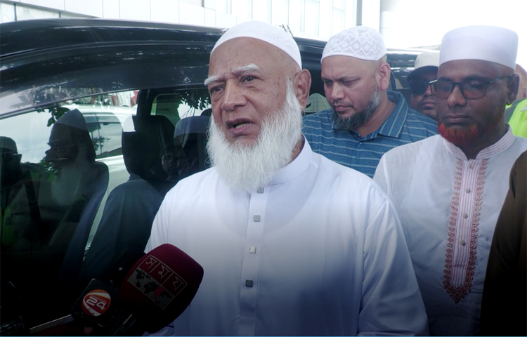 জামায়াতে ইসলামীর আমির ডা. শফিকুর রহমান বলেছেন, ‘দেশে এখন মব পরিস্থিতি বিরাজ করছে। এ অবস্থায় সুষ্ঠু নির্বাচন সম্ভব নয়। আগে নির্বাচনের পরিবেশ তৈরি করতে হবে।’ আজ বেলা সাড়ে ১১টায় রংপুরে জনসভায় যোগদানের উদ্দেশ্যে সৈয়দপুর বিমানবন্দরে নেমে সাংবাদিকদের এ কথা বলেন তিনি। ছবি: জাগো নিউজ