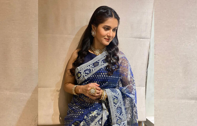 নিজের বিশেষ দিনে অভিনেত্রী সেজেছেন দেশি সাজে। স্লিভলেস ব্লাউজের সঙ্গে পড়েছেন জামদানি শাড়ি। ছবি: ফেসবুক থেকে