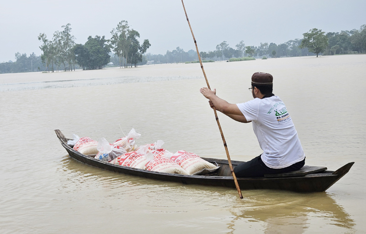 চলতি বছরের আগস্ট মাসেই বন্যাকবলিতদের চরম দুঃসময়ে উদ্ধার ও সহায়তায় পাশে থাকার ঘোষণা দেন এ ইসলামি স্কলার ও জনপ্রিয় বক্তা। ছবি: ফেসবুক থেকে নেওয়া