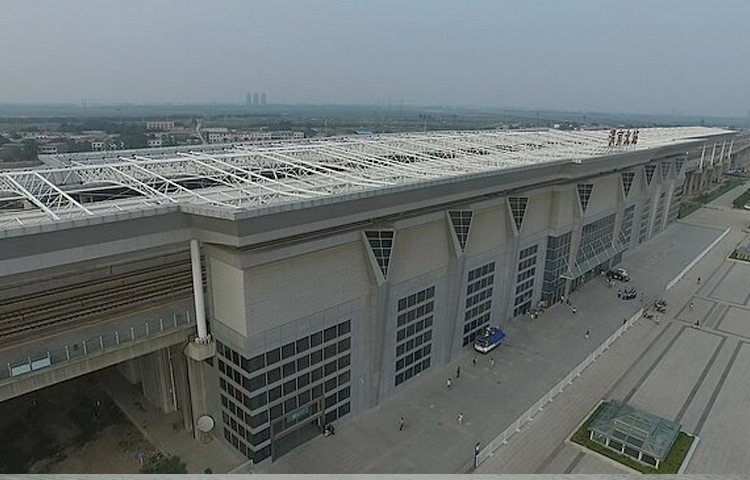 ২০০৮ সালে চালু করা ৪৯ মাইল দৈর্ঘ্যের ওয়েইনান ওয়েইহে গ্র্যান্ড ব্রিজটি সেসময়ে বিশ্বের দীর্ঘতম সেতুর রেকর্ড করেছিল। কয়েকটি নদীর ওপর নির্মিত হওয়ায় যাত্রার সময় কমিয়ে এনে এটি চীনের জেংঝৌ ও জিয়ান শহরের মধ্যে রেলযোগাযোগে গুরুত্বপূর্ণ ভূমিকা রাখছে। ছবি: সংগৃহীত