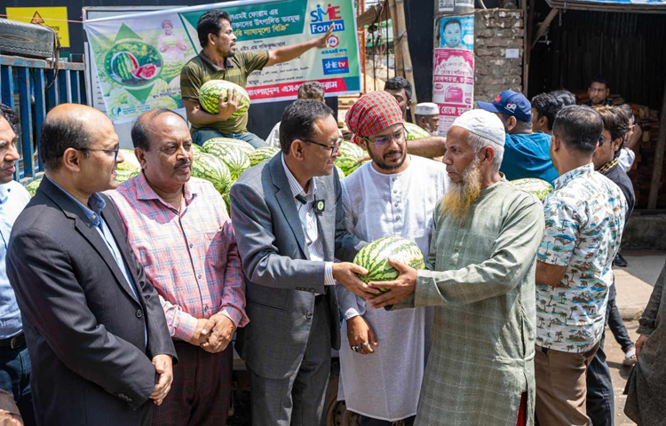 এবার রাজধানীতে ১৫০ টাকায় তরমুজ বিক্রি শুরু। ছবি: নাজমুল হোসাইন বাপ্পী