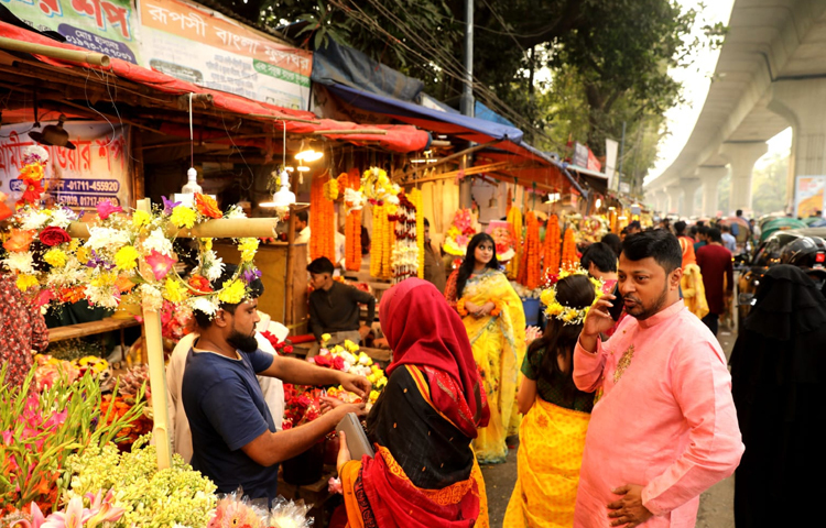 পয়লা ফাল্গুন ও ভালোবাসা দিবস উপলক্ষে সরগরম হয়ে ফুলের বাজার। ছবি: বিপ্লব দীক্ষিত