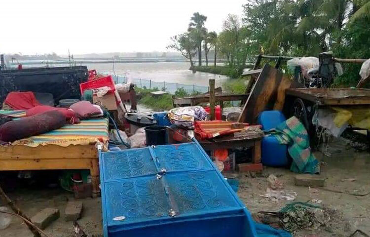 লণ্ডভণ্ড হয়ে গেছে ঘরবাড়ি। ছবি: আবু হোসাইন সুমন