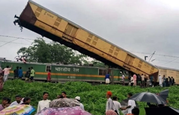পশ্চিমবঙ্গে ফের ভয়াবহ রেল দুর্ঘটনা। এবার দুর্ঘটনার শিকার শিয়ালদাহগামী কাঞ্চনজঙ্ঘা এক্সপ্রেস। আজ সকালে এই দুর্ঘটনায় এখন পর্যন্ত ৫ জনের মৃত্যুর খবর পাওয়া গেছে। আহত হয়েছেন আরও অনেকে। নিউ জলপাইগুড়ি স্টেশন থেকে সোমবার সকালে নির্ধারিত সময়ে রওয়ানা দিয়েছিল কাঞ্চনজঙ্ঘা এক্সপ্রেস। নীচবাড়ি ও রাঙামাটি স্টেশনের মাঝে ঢুকতেই একটি মালগাড়ি পিছন দিক থেকে ট্রেনটিকে ধাক্কা মারে। এতে কাঞ্চনজঙ্ঘা এক্সপ্রেসের পেছন দিক থেকে দুটি কামরা লাইনচ্যুত হয়ে ছিটকে পড়ে। ঘটনাস্থলে পৌঁছেছেন পশ্চিমঙ্গ রেলওয়ে কর্মকর্তা, এনডিআরএফ বাহিনী, জিআরপি ও আরপিএফের জওয়ানরা। ছবি- সংগৃহীত