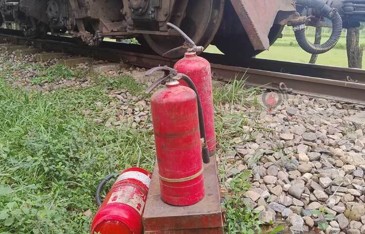 এরপর ট্রেনে থাকা দুটি ফায়ার স্টোর দিয়ে আগুন নেভানোর চেষ্টা করলে দেখা যায় দুটি ফায়ার স্টোরই নষ্ট। কাজ করছেনা। ছবি: এম মাঈন উদ্দিন