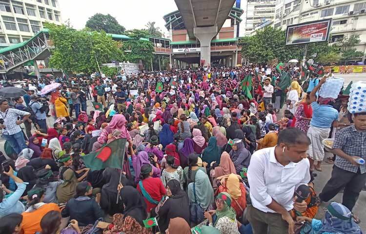 অবরোধের ফলে শাহবাগসহ আশপাশের সড়কে যান চলাচল বন্ধ হয়ে গেছে। এতে সেসব এলাকার সড়কে তীব্র যানজট সৃষ্টি হয়েছে, ভোগান্তিতে পড়েছেন নগরবাসী। ছবি: মাহবুব আলম