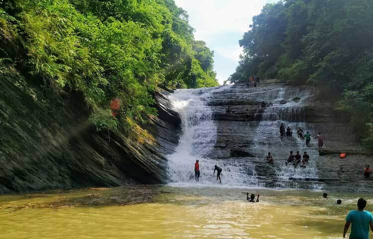 উপজেলার সর্ব দক্ষিণে বড় দারোগারহাটের উত্তরে পাহাড়ের কোলে অবস্থিত এক দৃষ্টিনন্দন ও অনিন্দ্যসুন্দর জলপ্রপাত। মিরসরাইয়ের অন্যান্য ঝরনার চেয়ে এই ঝরনায় যাওয়া অনেকটাই সহজ। ছবি: এম মাঈন উদ্দিন