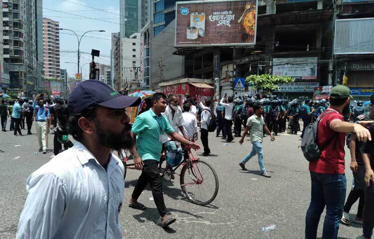 দাবি আদায় করতে গিয়ে তাদের সহযোদ্ধারা বুকের রক্তে রাজপথ রঞ্জিত করেছে, প্রাণ ঝরিয়েছে। তাদের রক্ত তারা বৃথা যেতে দেবে না। দাবি আদায় না হওয়া পর্যন্ত তারা ঘরে ফিরে যাবে না। এমনটাই জানিয়েছেন আন্দোলনরত শিক্ষার্থীরা। ছবি: নাজমুল হোসেন বাপ্পি