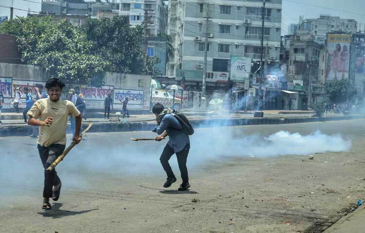 জীবন বাঁচাতে ছুটছেন আন্দোলনকারীরা। ছবি: মাহবুব আলম