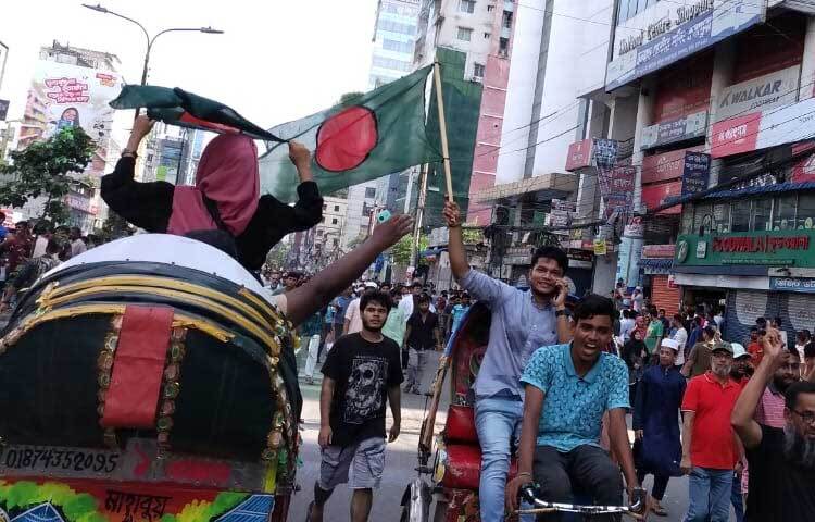 আজ বেলা ১১টা থেকে ঢাকার বিভিন্ন পয়েন্টে জড়ো হতে শুরু করেন ছাত্র-জনতা। বেলা গড়িয়ে দুপুর হলে মিছিলে মিছিলে উত্তাল হয়ে ওঠে রাজধানী। ছবি: জান্নাত শ্রাবণী