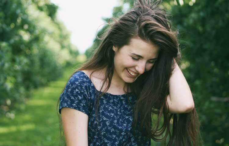 আমলকি চুল ও ত্বকের জন্য খুবই গুরুত্বপূর্ণ একটি উপকরণ। খালি পেটে আমলকির রস খেলে আপনার শরীরের ভেতর জমে থাকা যাবতীয় দূষিত পদার্থ বেরিয়ে আসবে। ফলে ত্বক ও চুলের সমস্যাও মিটবে।