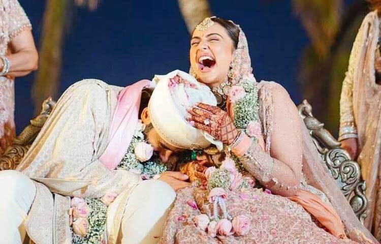 সঙ্গীর কোনো ত্রুটি বা দোষ থাকলেও ভালোবাসার মানুষের কাছে তা বিবেচ্য বিষয় হয়ে দাঁড়ায় না। অন্যদিকে অ্যারেঞ্জড ম্যারেজের ক্ষেত্রে দেখা যায়, বিয়ের পর সঙ্গীর কোনো ত্রুটি জানলে সঙ্গী বিয়ে ভেঙেও দিতে পারেন। তবে ভালোবাসার মানুষটি কখনো বা কোনো কঠিন পরিস্থিতিতেও আপনার সঙ্গ ছাড়বে না।