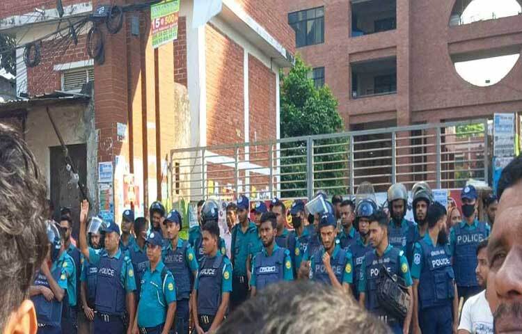 পরে নিরুপায় হয়ে স্বাস্থ্য উপদেষ্টা ও ব্রিটিশ রাষ্ট্রদূত অন্য একটি গাড়িতে সেখান থেকে বেরিয়ে যান। পরে তারা স্বাস্থ্য মন্ত্রণালয়ের ওই গাড়ি ও প্রটোকলে থাকা পুলিশের একটি গাড়ি আটকে দেয় এবং রাস্তায় অবস্থান নেয়।