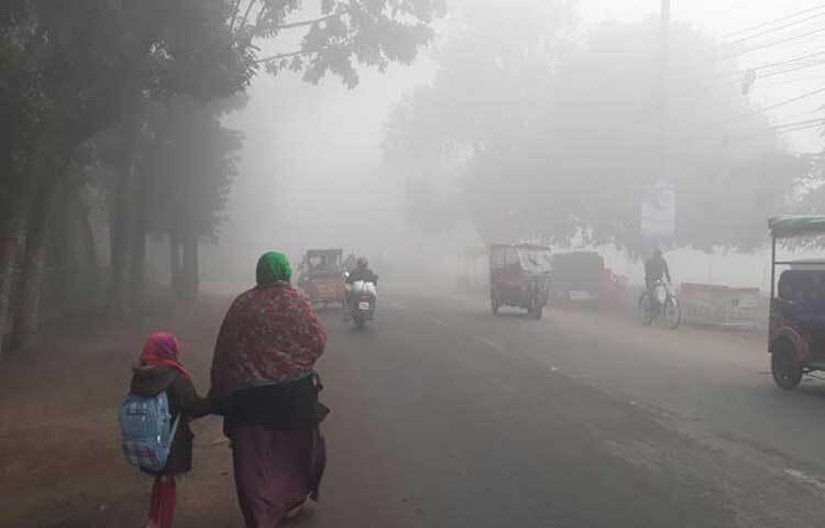 কুয়াশার সঙ্গে যুক্ত হয়েছে হিমেল বাতাস। এ অবস্থায় আগুন জ্বালিয়ে শীত থেকে বাঁচার চেষ্টা করছেন অনেকে।