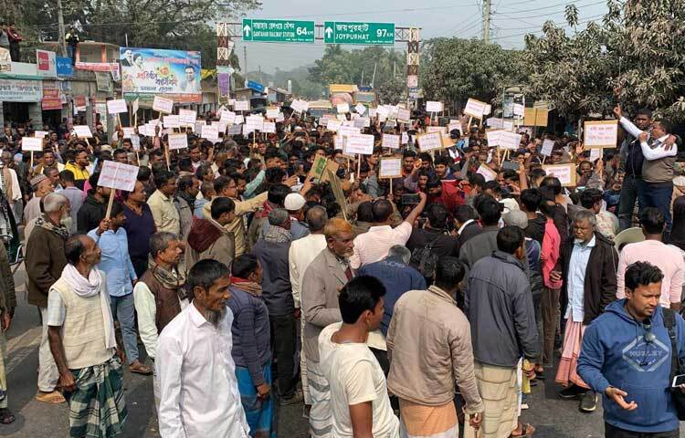 বেলা ১১টার দিকে উপজেলা পরিষদ চত্বরে রাজশাহী-নওগাঁ মহাসড়কে তারা এ কর্মসূচি পালন করেন।