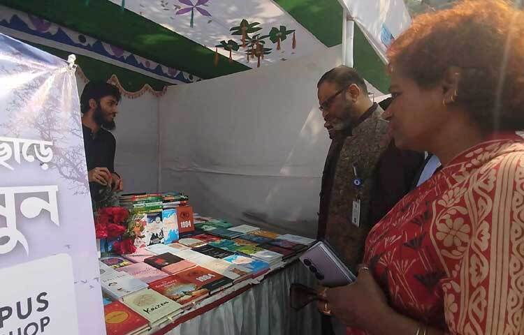 আজ সকালে ঢাকা বিশ্ববিদ্যালয়ের ছাত্র শিক্ষক কেন্দ্রের (টিএসসি) পায়রা চত্বরে মেলা শুরু হয়। মেলা চলবে শুক্রবার পর্যন্ত।