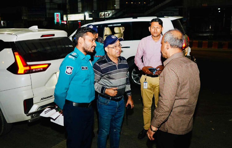 তিনি ডিউটি অফিসারসহ কর্তব্যরত আইনশৃঙ্খলা বাহিনীর সদস্যদের সঙ্গে কথা বলেন ও প্রয়োজনীয় দিকনির্দেশনা দেন। এ সময় স্বরাষ্ট্র উপদেষ্টা আইনশৃঙ্খলা বাহিনীর সদস্যদের আরও তৎপর হওয়ার নির্দেশ দেন।