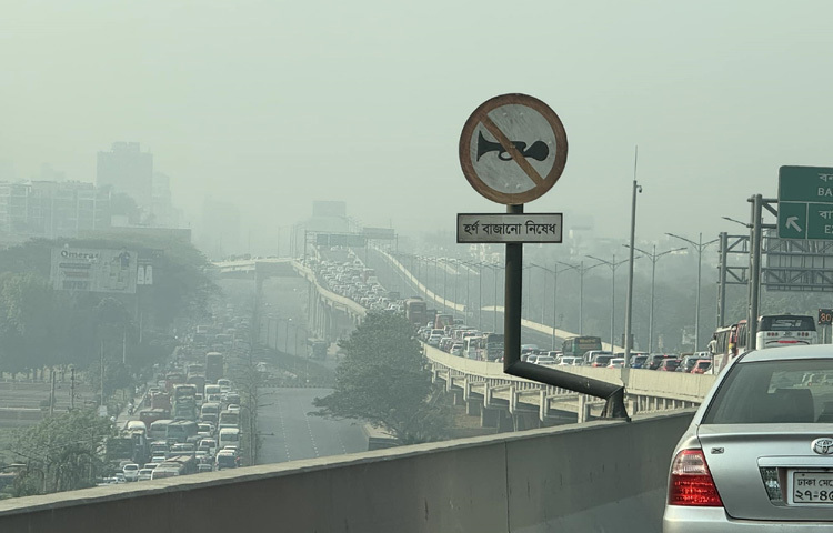 গার্মেন্টসকর্মীরা এলিভেটেড এক্সপ্রেসওয়ের বনানীতে নামার রাস্তাও বন্ধ করে রেখেছেন। ফলে বনানীগামী যানবাহনগুলো এক্সপ্রেসওয়ে থেকে নামতে পারছে না। এতে পুরো এক্সপ্রেসওয়েতে তীব্র যানজট দেখা দিয়েছে।