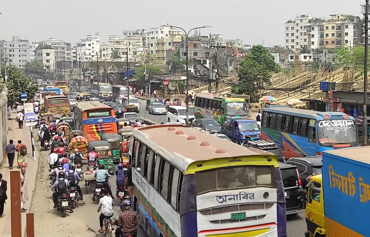 এক জায়গায় সড়ক অবরোধের ফলে স্তব্ধ হয়ে গেছে পুরো নগরী।