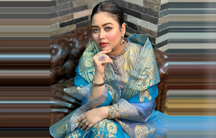 সোনালি ব্লক করা হাই নেক কামিজ আর ম্যাচিং ফিরোজা কামিজে সেজেছেন অভিনেত্রী ভাবনা।