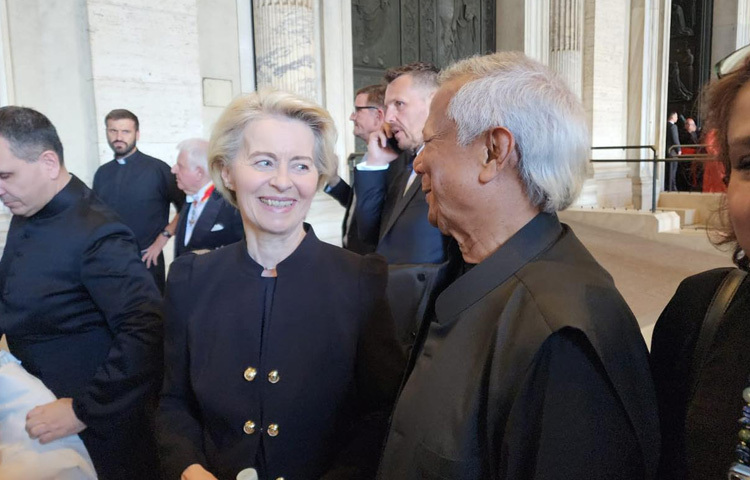 অনুষ্ঠানের আগে এবং পরে বিশ্বের বিভিন্ন নেতার সঙ্গে শুভেচ্ছা বিনিময় করেন প্রধান উপদেষ্টা।