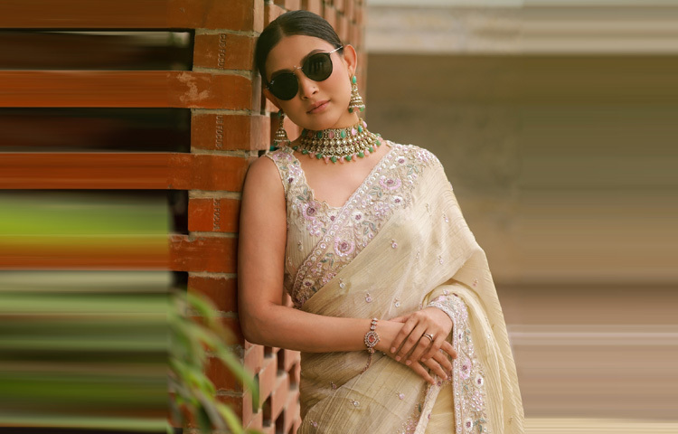 ফ্লোরাল মোটিফের নিখুঁত কারুকাজ করা ক্রিম রঙের ক্রেপ জর্জেট শাড়িতে অপরূপ লাগছে নায়িকাকে।