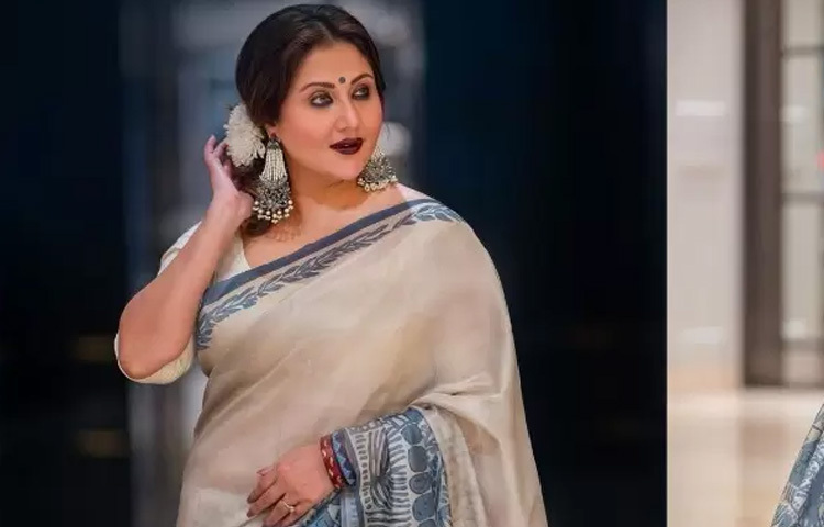 সাহস, আত্মবিশ্বাস আর লাস্যময় উপস্থিতি মিলিয়ে স্বস্তিকা নিজেকে রূপান্তর করেছেন এক অনন্য শিল্পে, যেখানে প্রতিটি ভঙ্গিমা ছড়িয়ে দেয় নিজস্ব মাদকতা, আর প্রতিটি হাসি বয়ে আনে এক অন্যরকম মুক্তির স্বাদ।