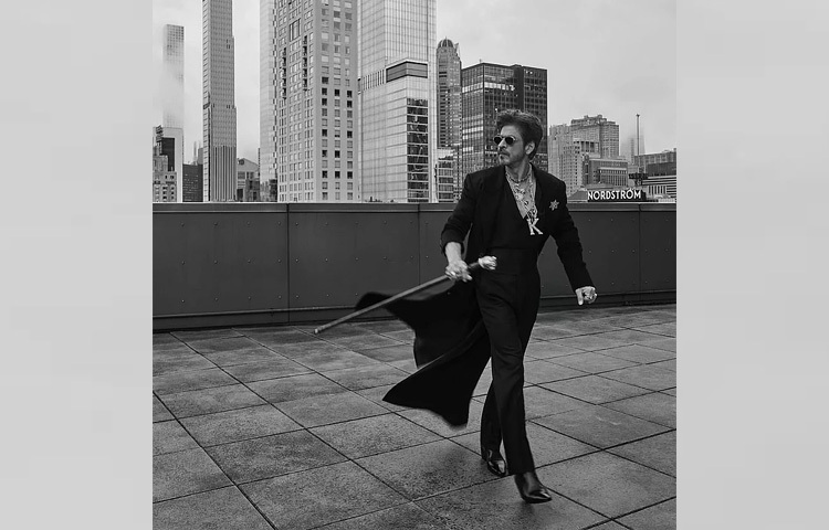 কিং খানের লুকের সঙ্গে আলোচনায় উঠে এসেছে শতবর্ষী পুরনো আমেরিকান জুতার ব্র্যান্ড নর্ডস্ট্রম। ১৯০১ সালে জুতোর দোকান হিসেবে শুরু হওয়া নর্ডস্ট্রম আজ আমেরিকার অন্যতম বড় ফ্যাশন ব্র্যান্ড।