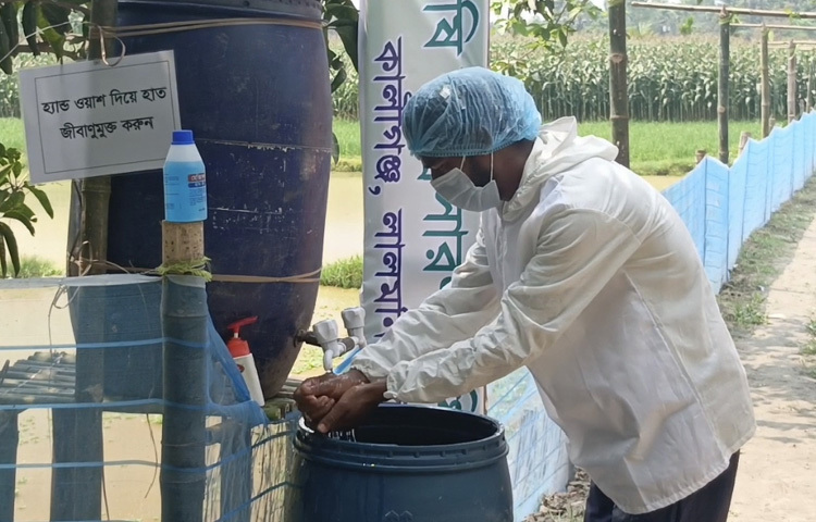 ক্ষেতে প্রবেশের আগে বাধ্যতামূলক হাত ধোয়ার ব্যবস্থা ও মাস্ক পরার নিয়ম মানছেন কৃষক-শ্রমিকেরা।