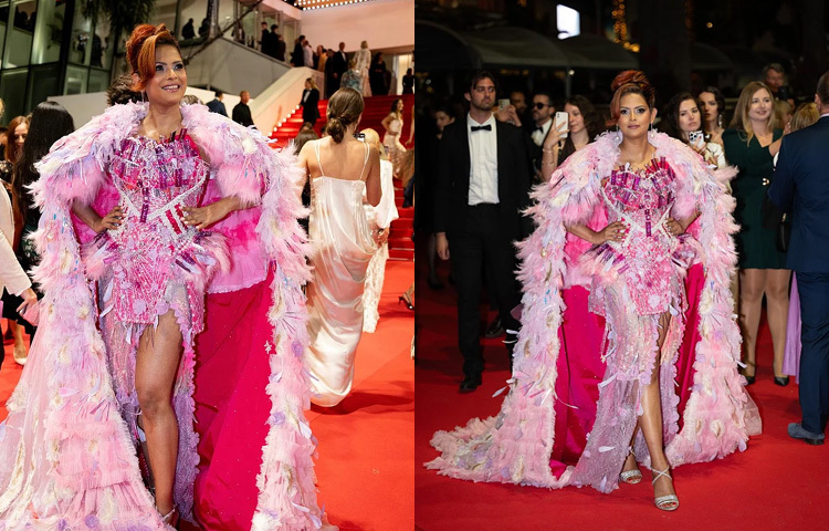 প্রথম দিন প্রিয়তি হাজির হয়েছেন একটি সাসটেইনেবল বা পরিবেশবান্ধব গাউনে, যার নকশা অনুপ্রাণিত ছিল ব্রেস্ট ক্যানসার সচেতনতা থেকে। ফ্লোরাল পিঙ্ক টোনের এই স্ট্র্যাপলেস মিনি ড্রেসে ছিল সুইটহার্ট নেকলাইন ও শিমারি ফেব্রিকের ঝলক। পোশাকজুড়ে দারুণ সূক্ষ্মভাবে বসানো হয়েছিল সিকুইন, মুক্তো আর ক্রিস্টালের কাজ, যা ড্রেসটিকে দেয় এক অভিজাত আবেদন। তবে নজর কাড়ে ফেদার (পালক) লাগানো একটি দীর্ঘ কেপ, যা ড্রেসের সঙ্গে ছুঁয়ে যায় মাটি-দৃশ্যতই পুরো লুকটির মূল আকর্ষণ ছিল এটি।