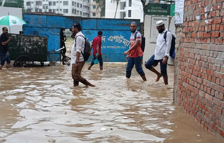 ট্রাফিক জ্যামের সঙ্গে সঙ্গে জমে থাকা পানিতে বাস-রিকশার গতি ছিল অত্যন্ত ধীর। ফলে অফিস, আদালত, হাসপাতাল কিংবা স্কুল-কলেজগামী মানুষের সময়মতো পৌঁছানো ছিল যুদ্ধের সমান।