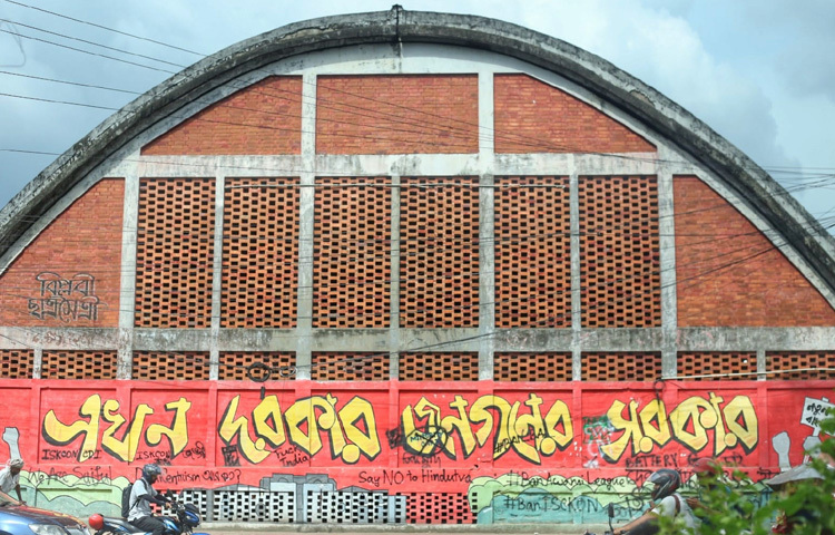 তবে কিছু দেয়াল এখনো দৃঢ়ভাবে বহন করে আছে সেই চেতনাকে।  কেউ কেউ এগুলো সংরক্ষণে এগিয়েও এসেছেন। চারুকলার কিছু শিক্ষার্থী নিজেদের উদ্যোগে গ্রাফিতিগুলো রঙ করে তুলেছেন নতুনভাবে, যেন ইতিহাস মুছে না যায়।