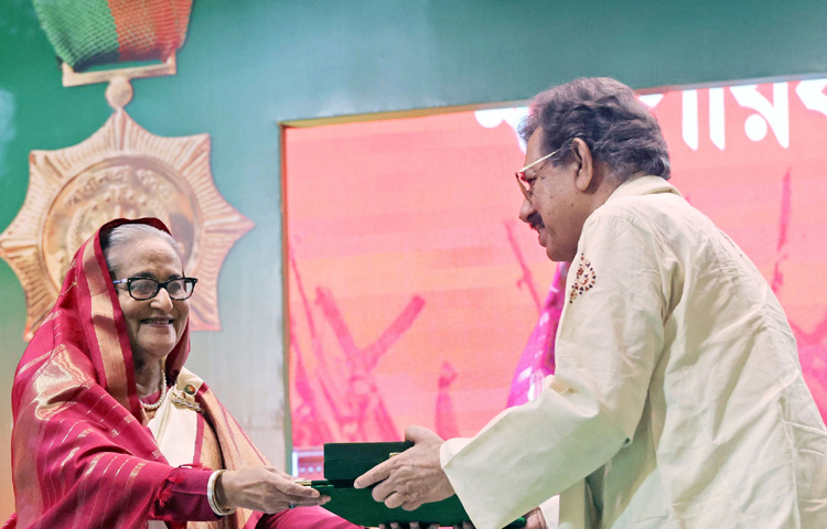 আজ রাজধানীর ওসমানী স্মৃতি মিলনায়তনে স্বাধীনতা পুরস্কার প্রদান অনুষ্ঠানে প্রধানমন্ত্রী শেখ হাসিনা। ছবি: ইয়াসিন কবির জয়